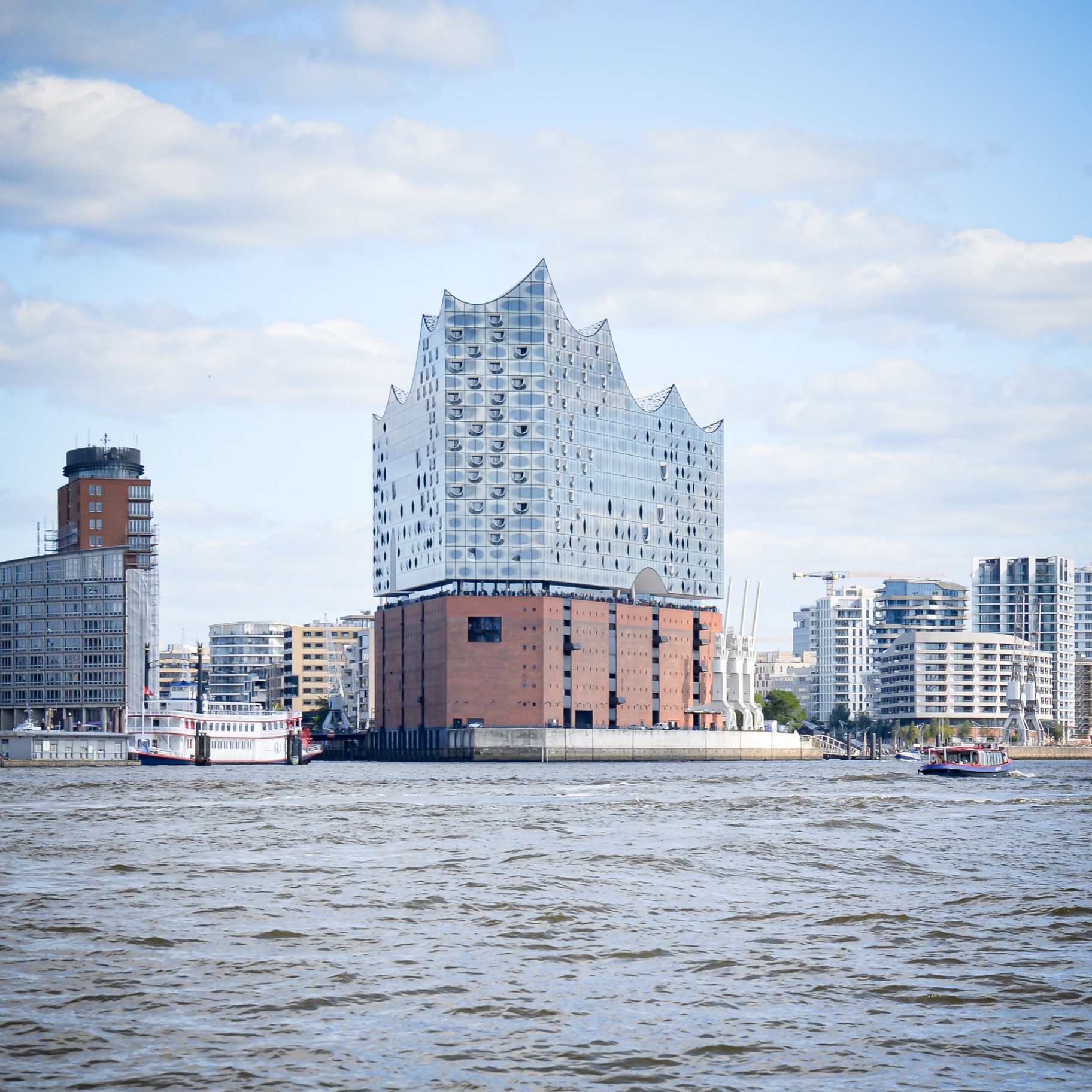 Hamburg auf Holz - Elbphilharmonie mit Elbe
