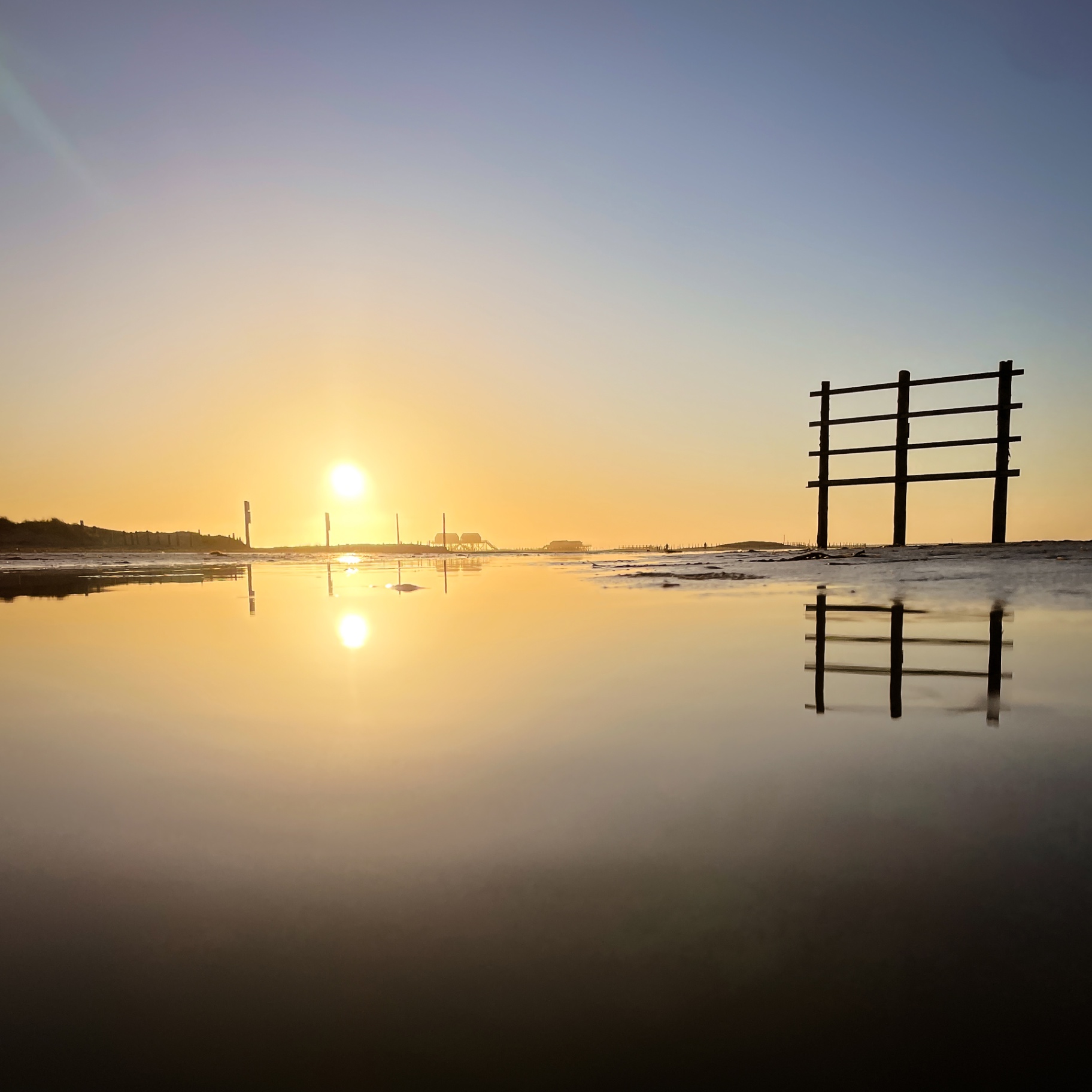 St. Peter-Ording auf Holz - Spiegelung im Watt