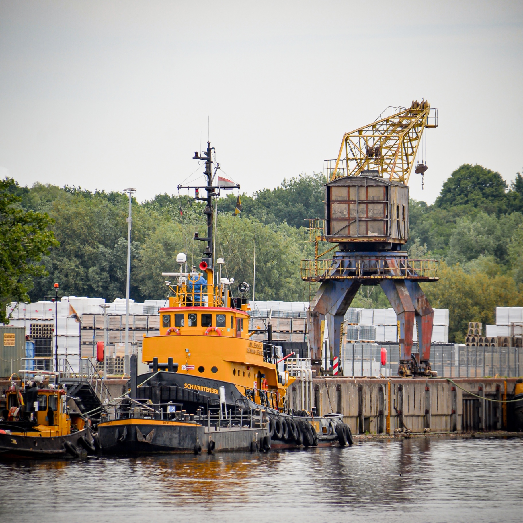 Rendsburg auf Holz - Hafen mit Schlepper