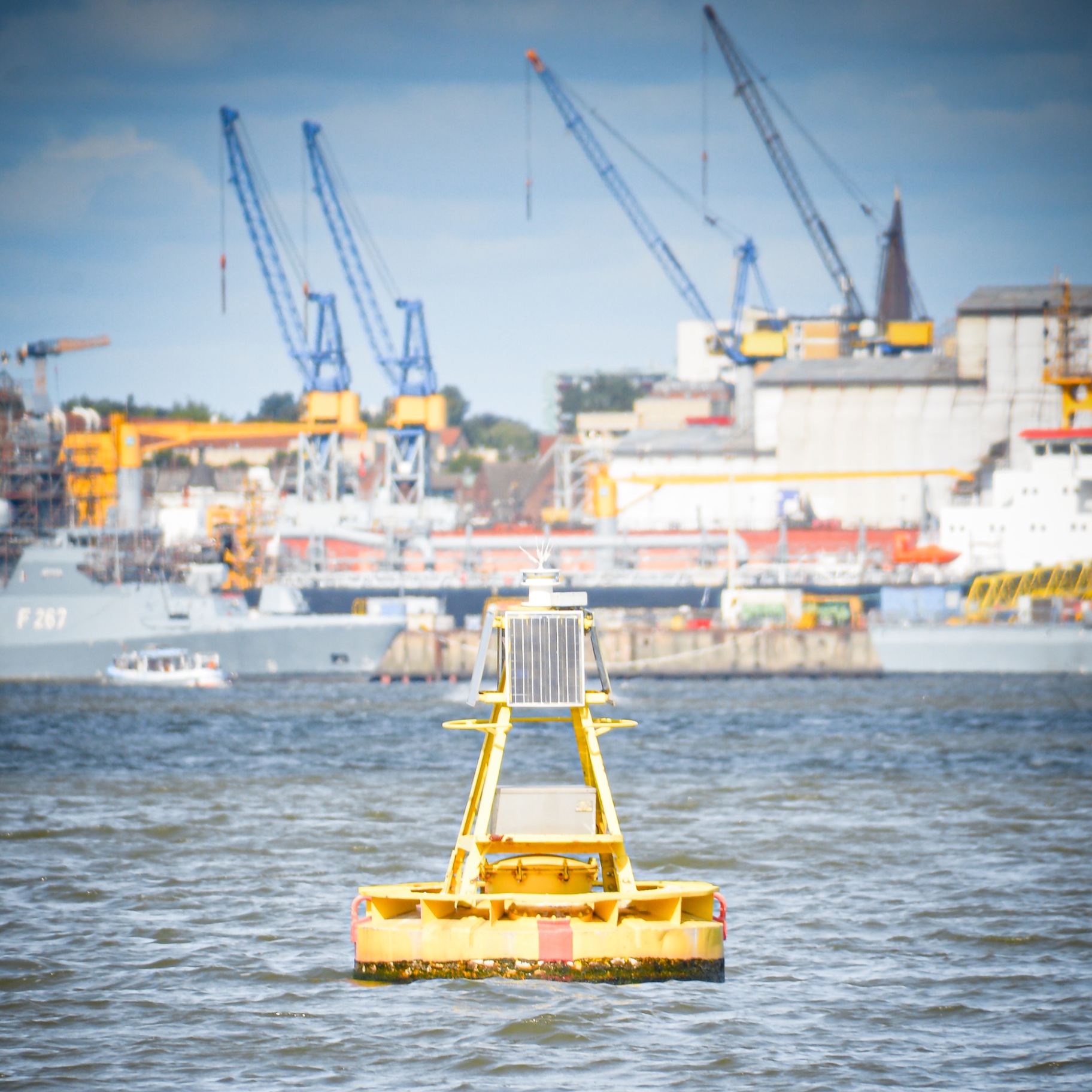 Hamburg auf Holz - Fahrwassertonne vor Werft