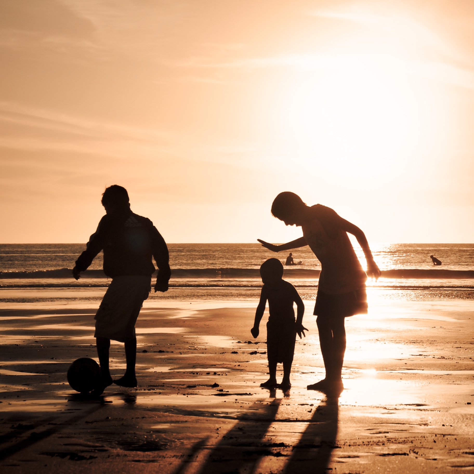 Welt auf Holz - Strandkinder