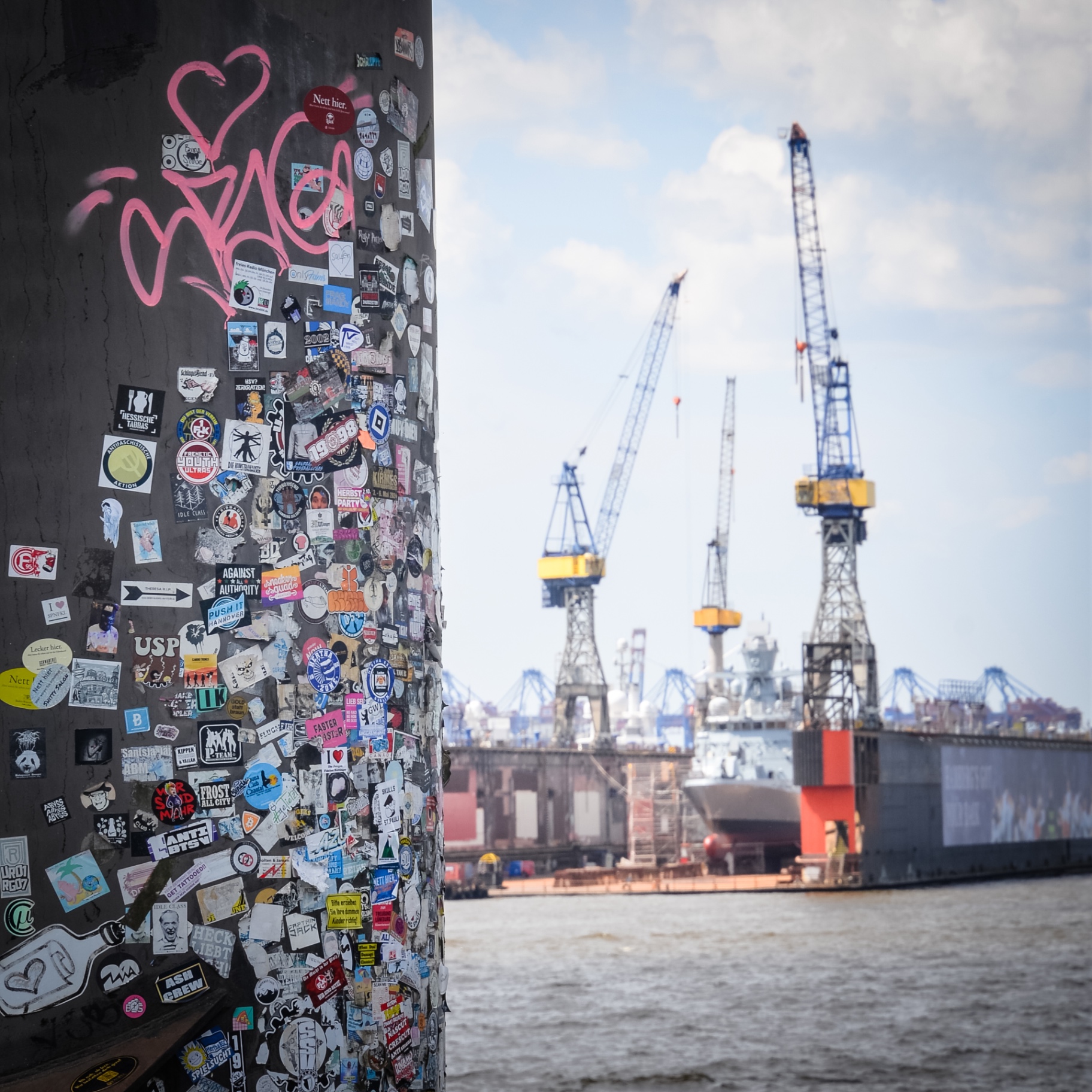 Hamburg auf Holz - Sticker-Poller am Hafen