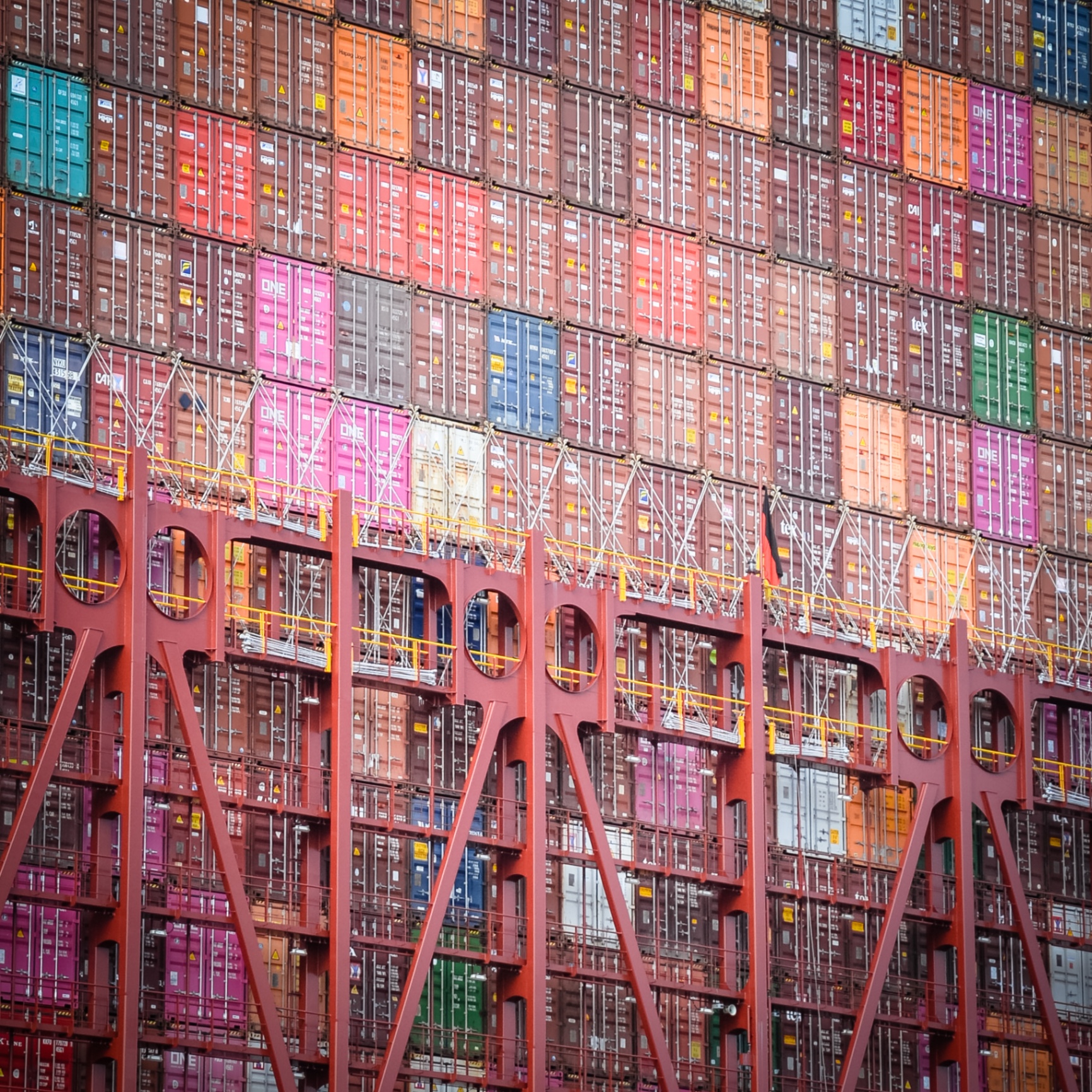 Hamburg auf Holz - Containerstapel mit Kran