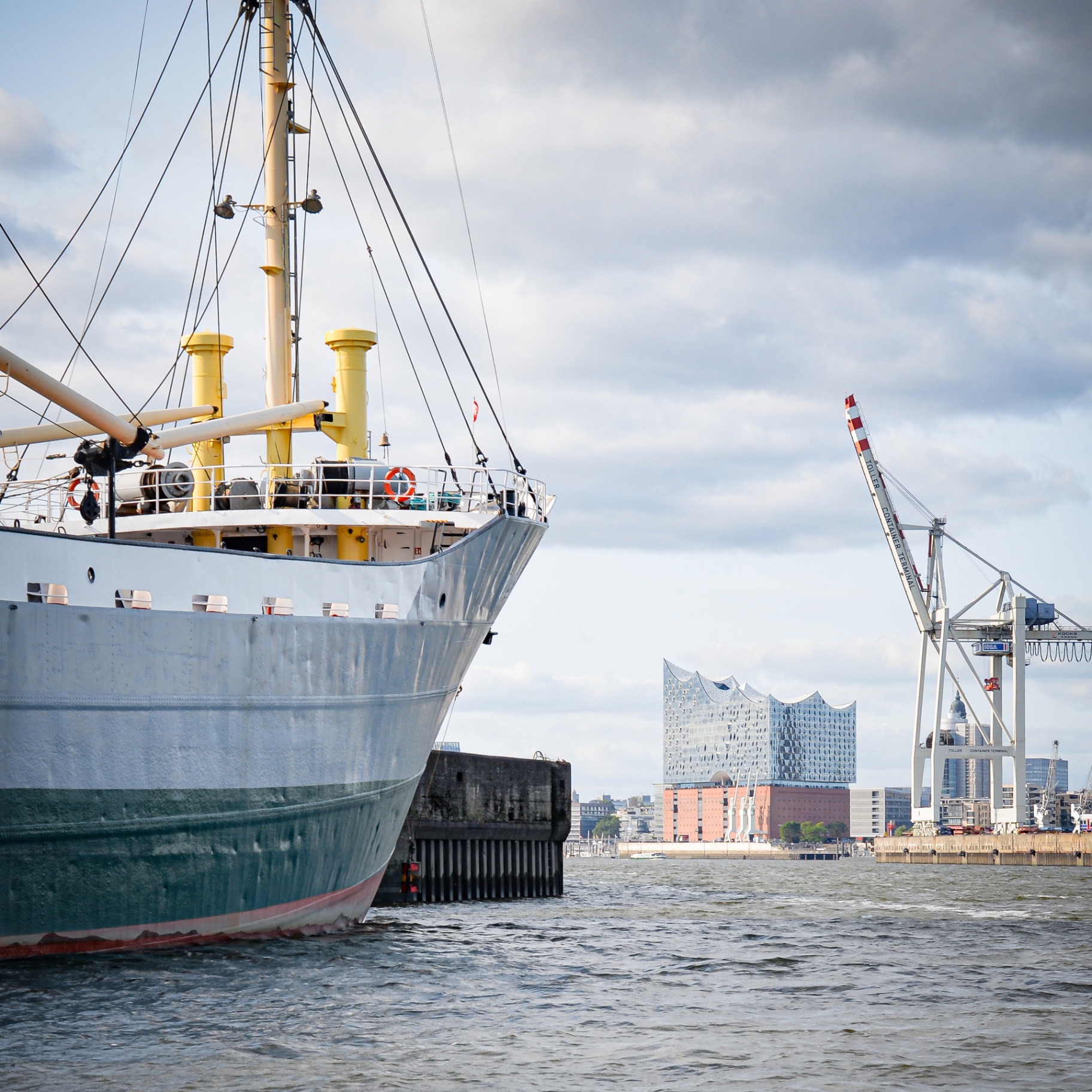 Hamburg auf Holz - Cap San Diego Bug mit Elbphilharmonie