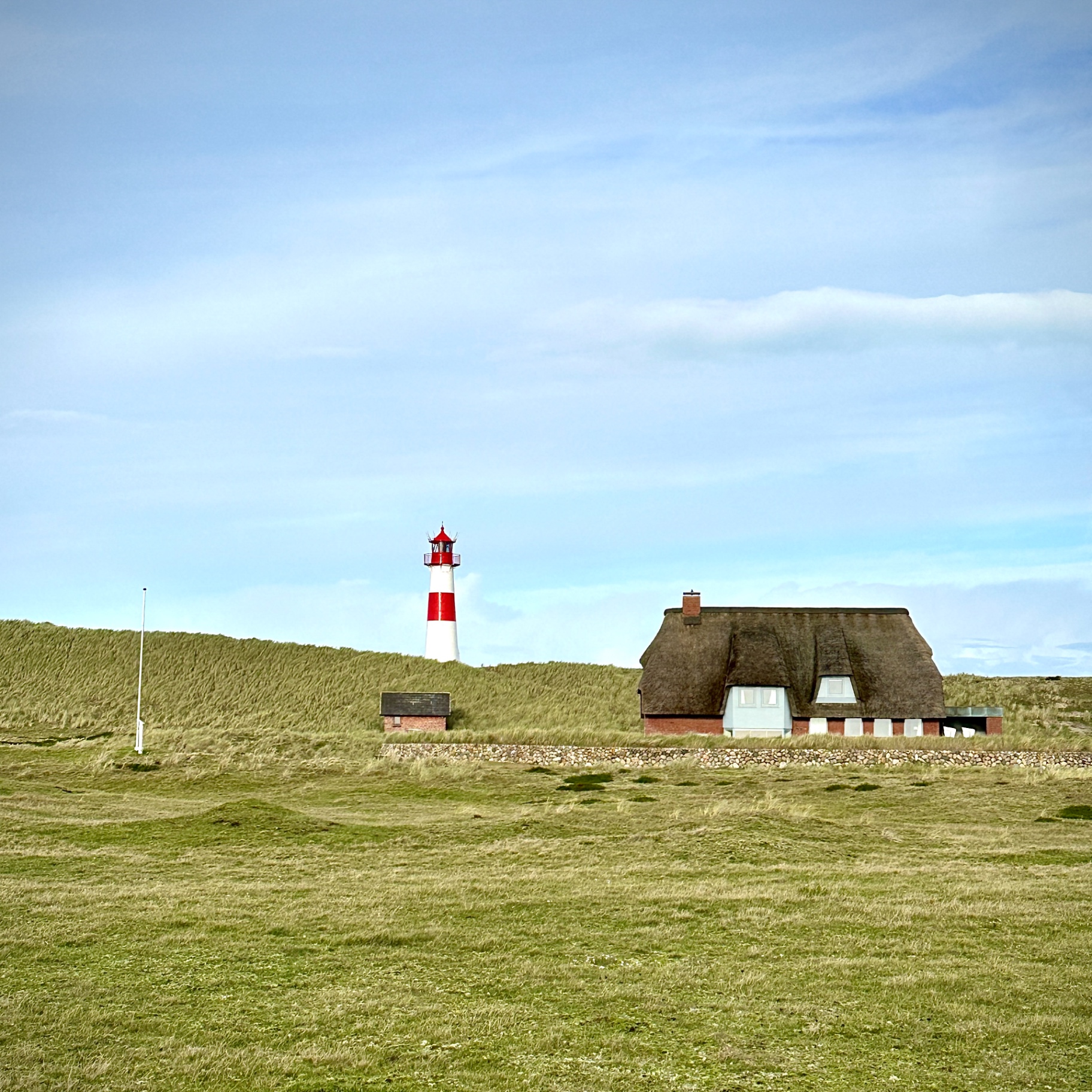 Sylt auf Holz - Leuchtturm List Ost mit Reetdachhaus
