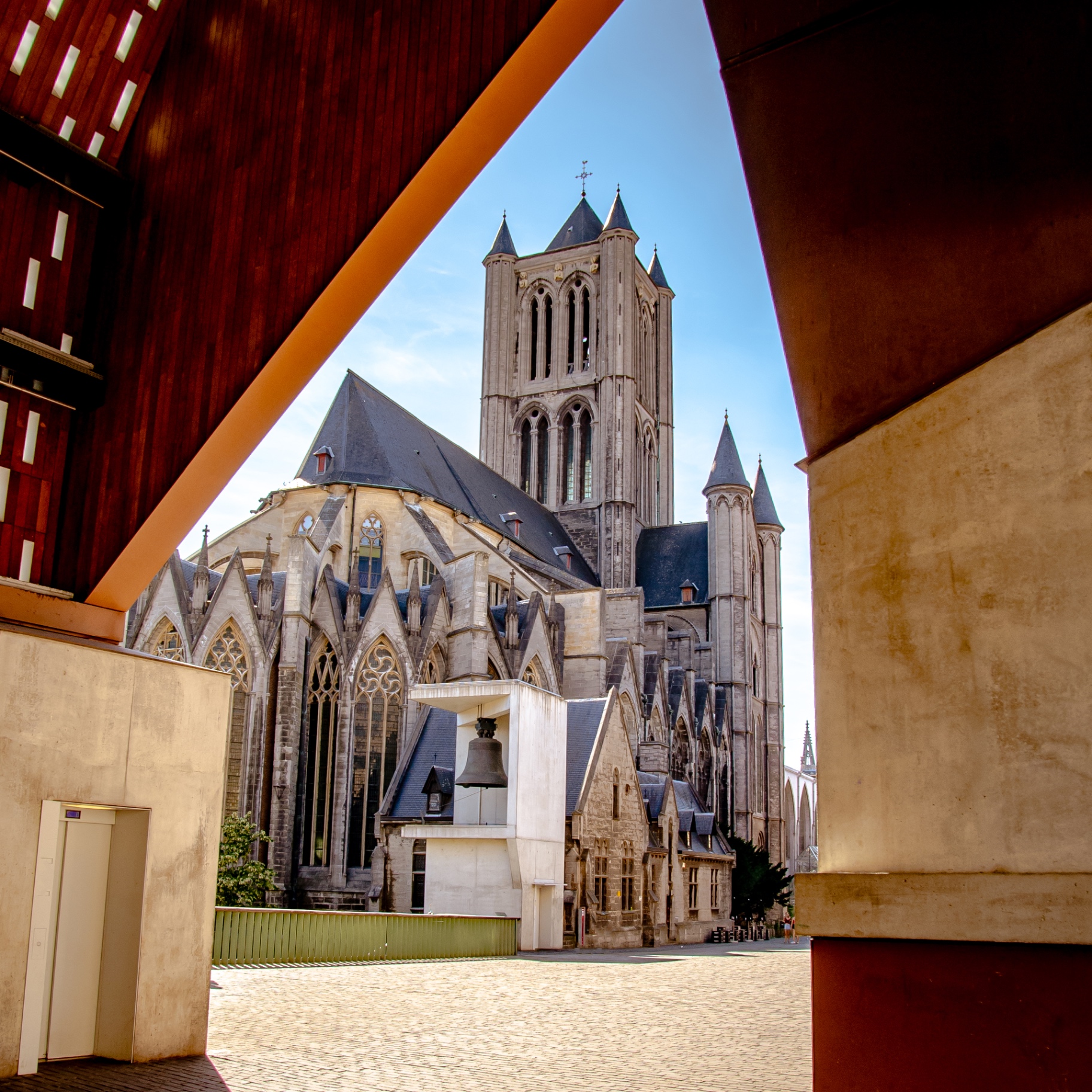 Gent auf Holz - Blick durch die Stadthalle