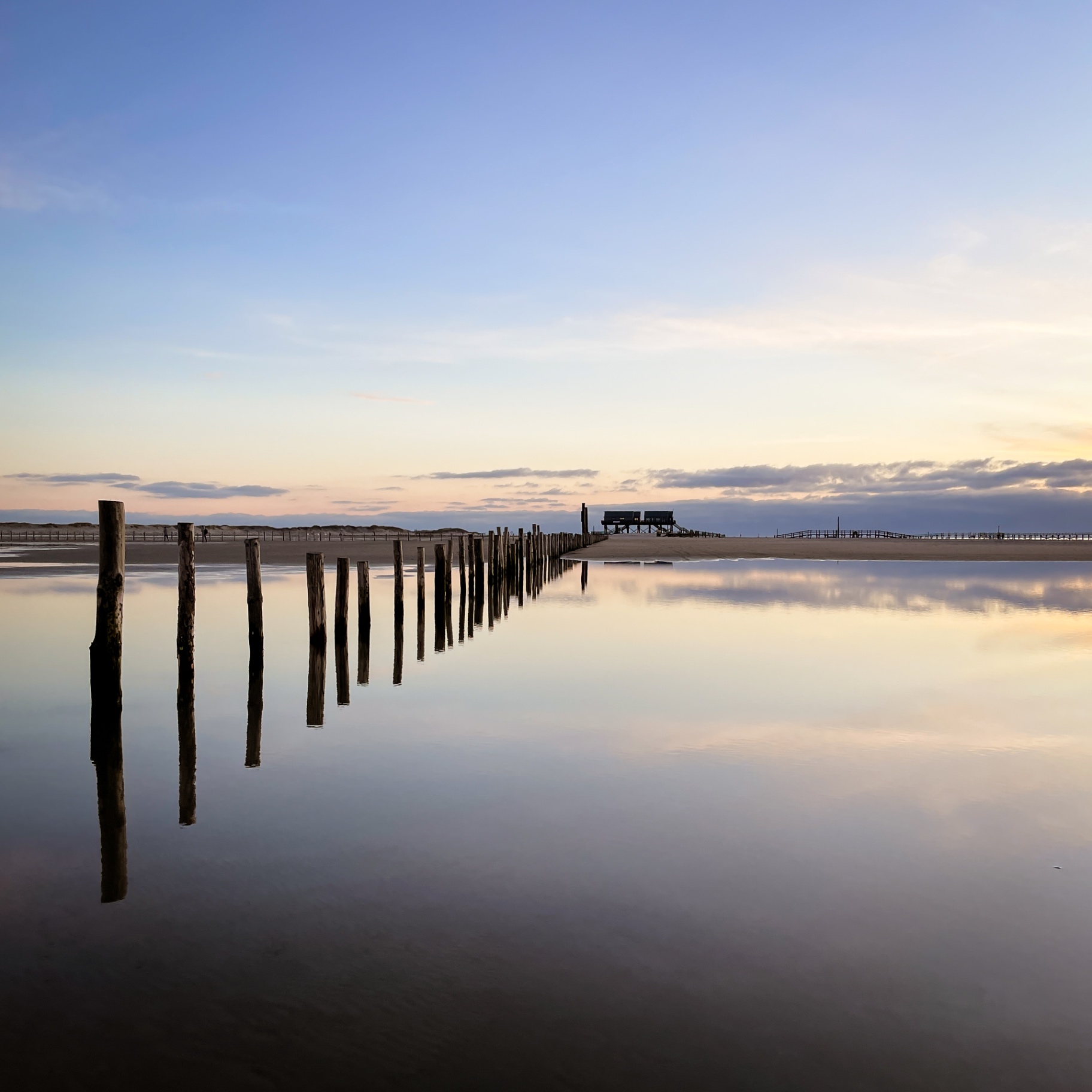 St. Peter-Ording auf Holz - Holzpfähle im Spiegelwasser