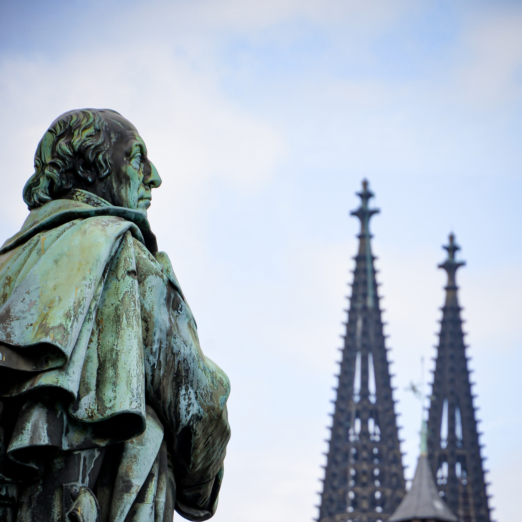 Köln auf Holz - Statue vor Domspitzen