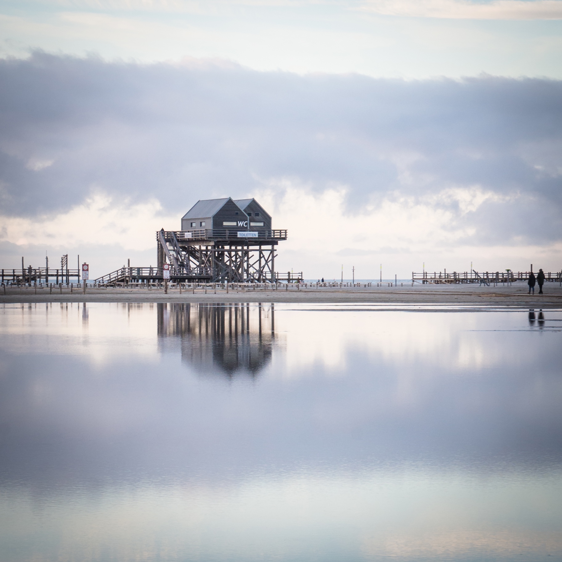 St. Peter-Ording auf Holz - WC-Pfahlbau Spiegelung