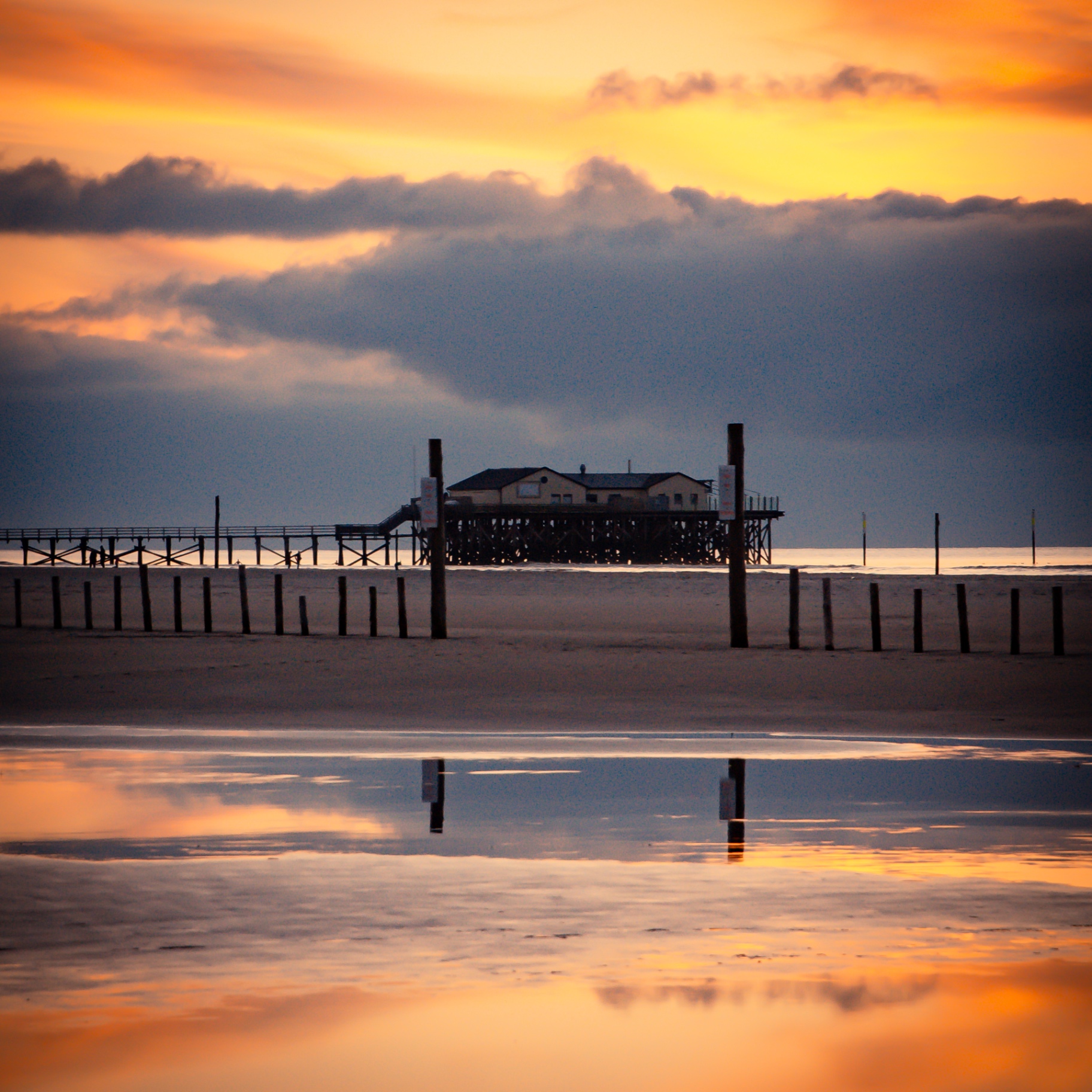 St. Peter-Ording auf Holz - Pfahlbau im Wolkenlicht