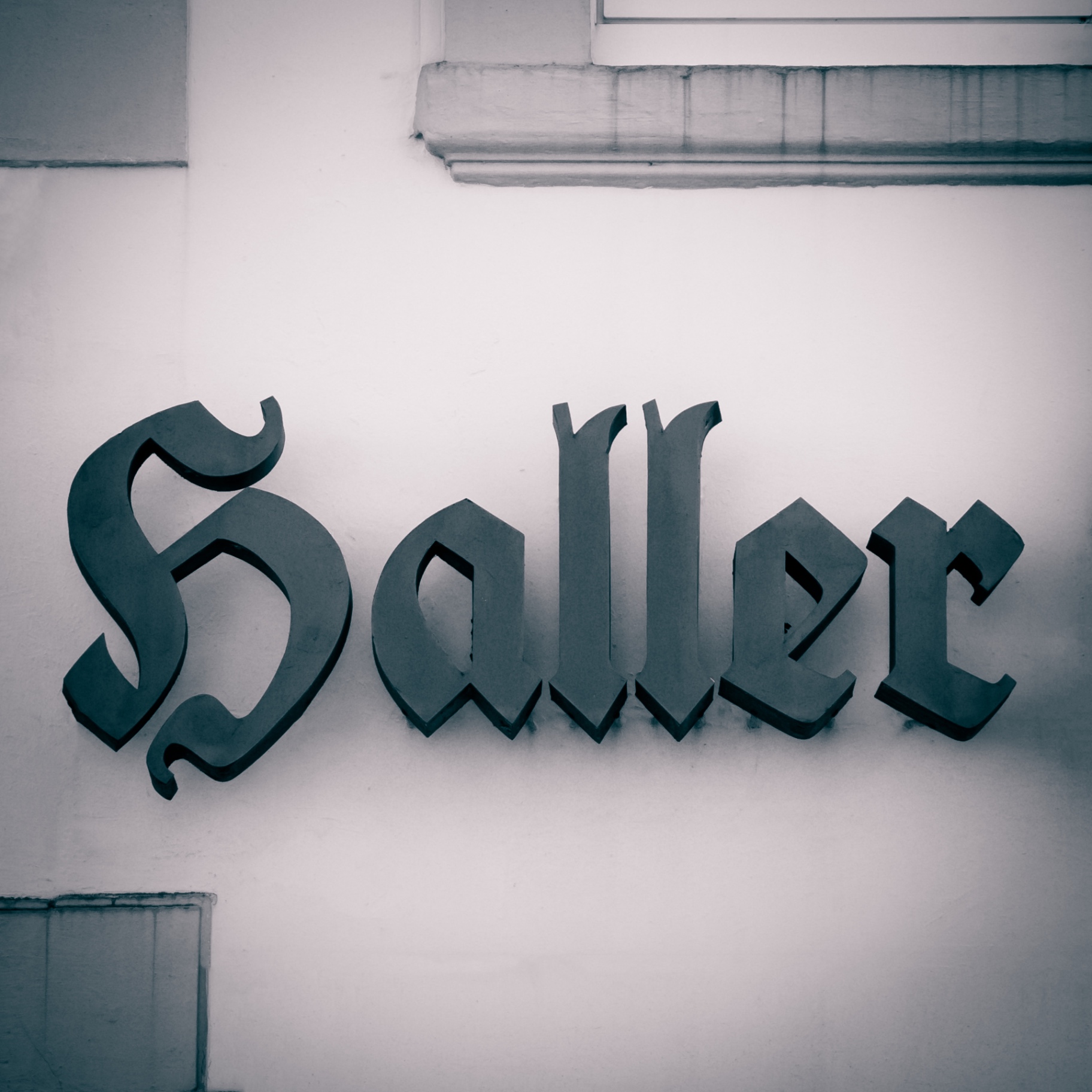 Halle(W) auf Holz - Schriftzug