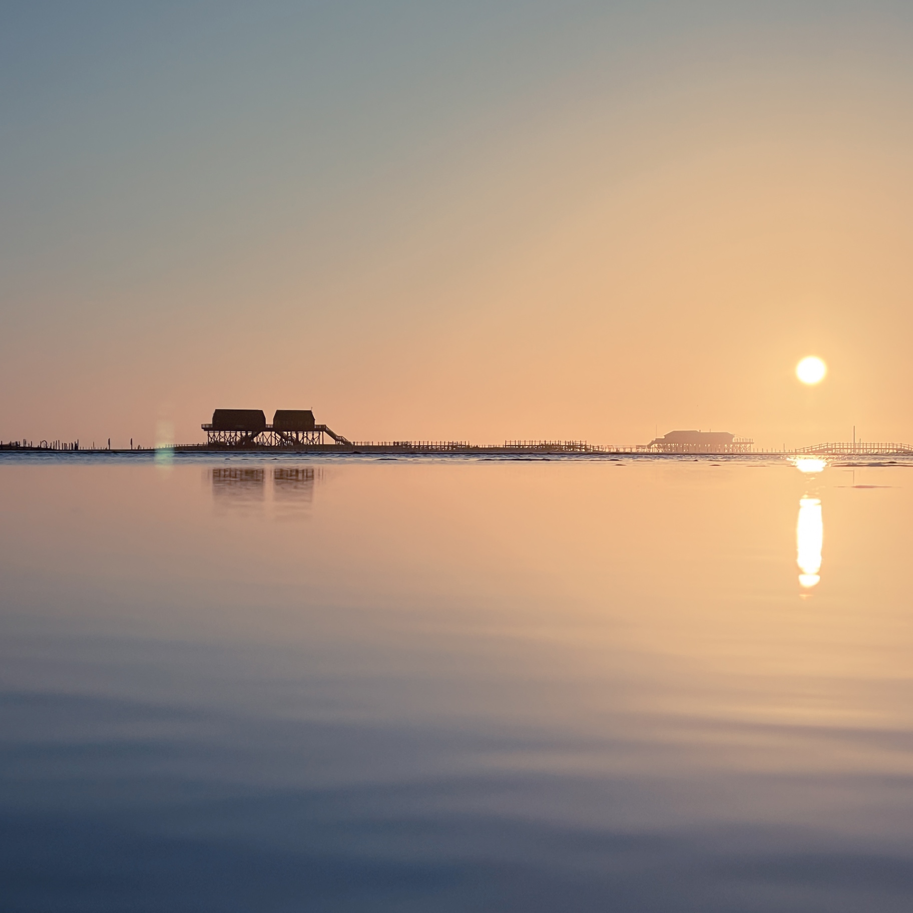 St. Peter-Ording auf Holz - Sonnenuntergang über spiegelglattem Meer