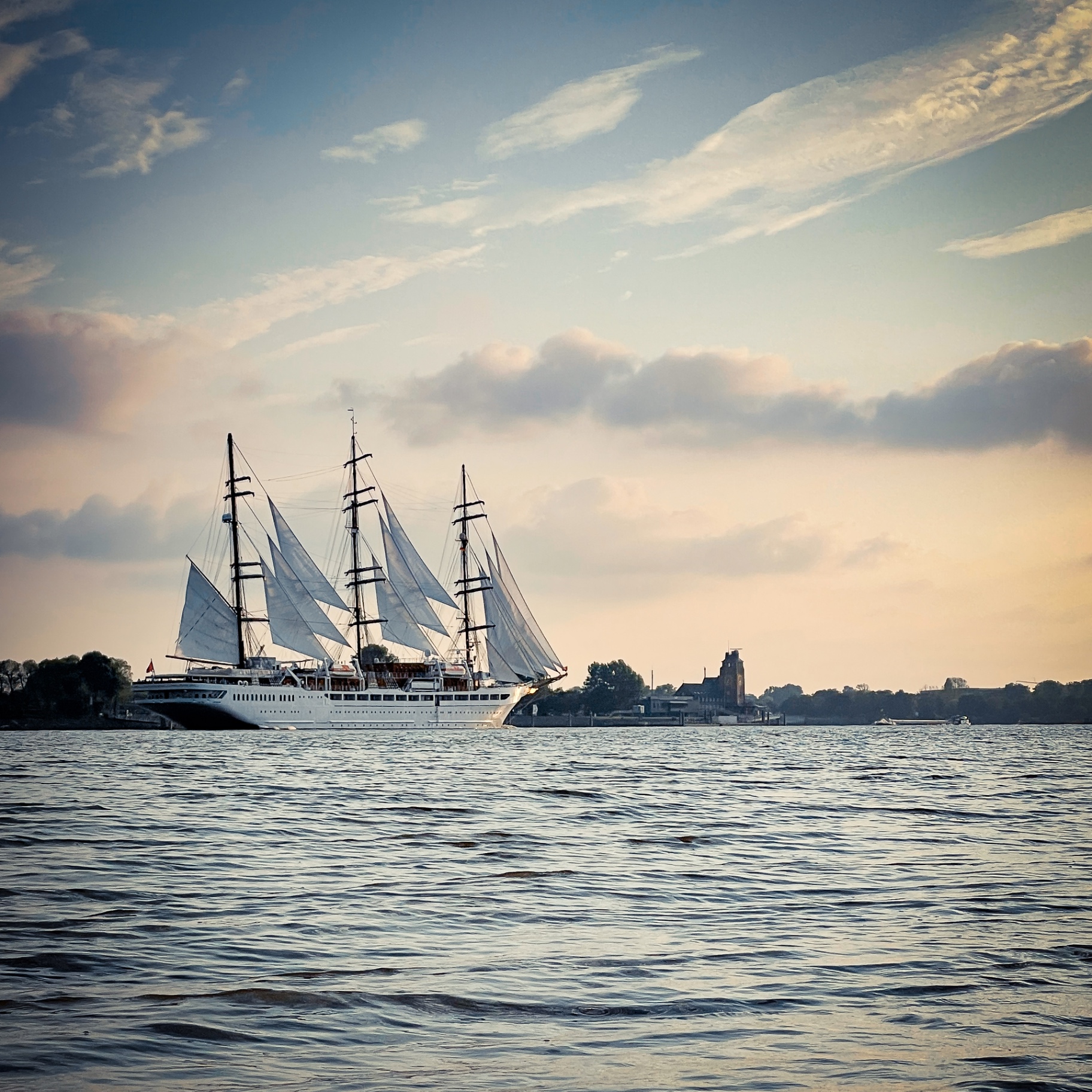 Hamburg auf Holz - Segelschiff auf der Elbe