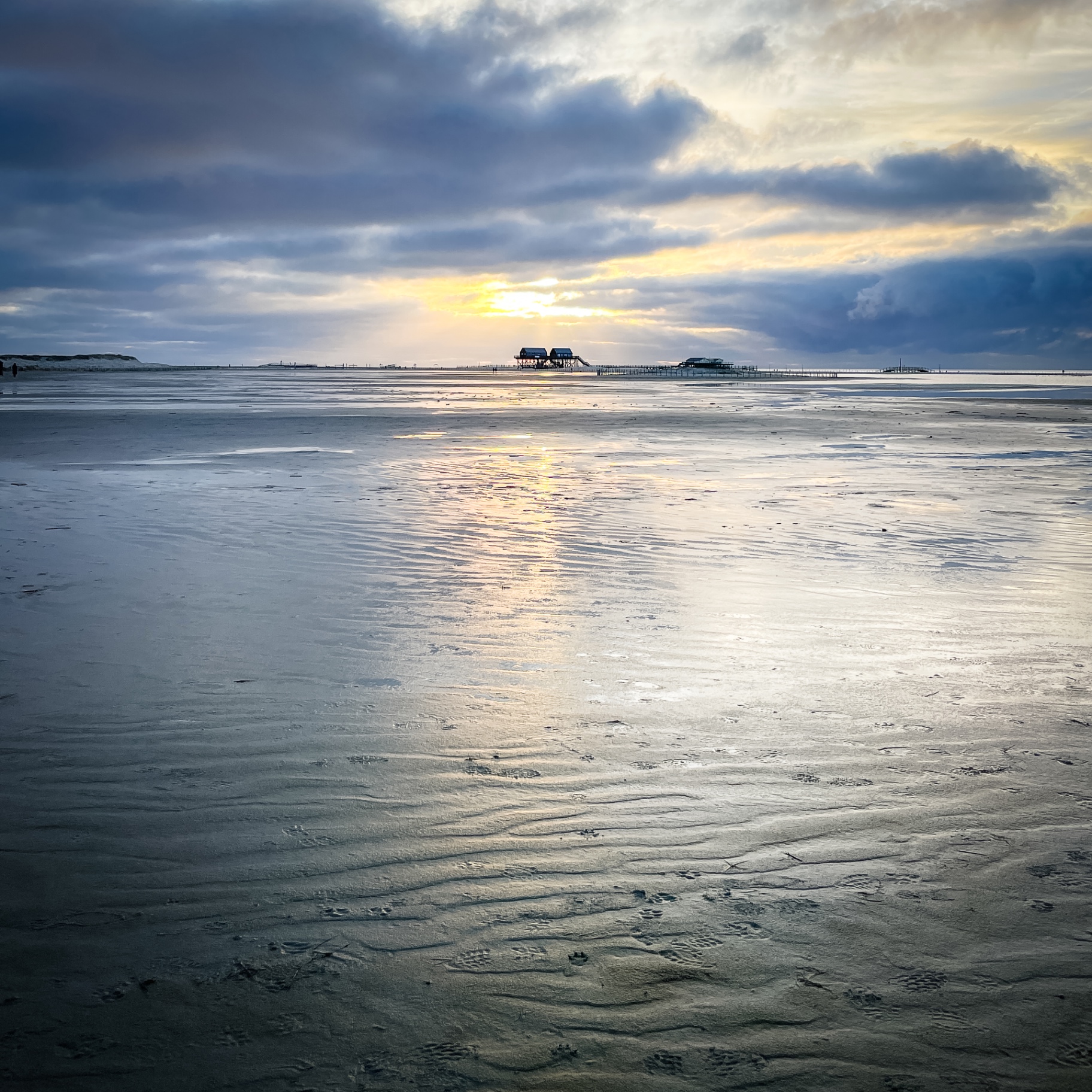 St. Peter-Ording auf Holz - Pfahlbauten im Wolkenlicht
