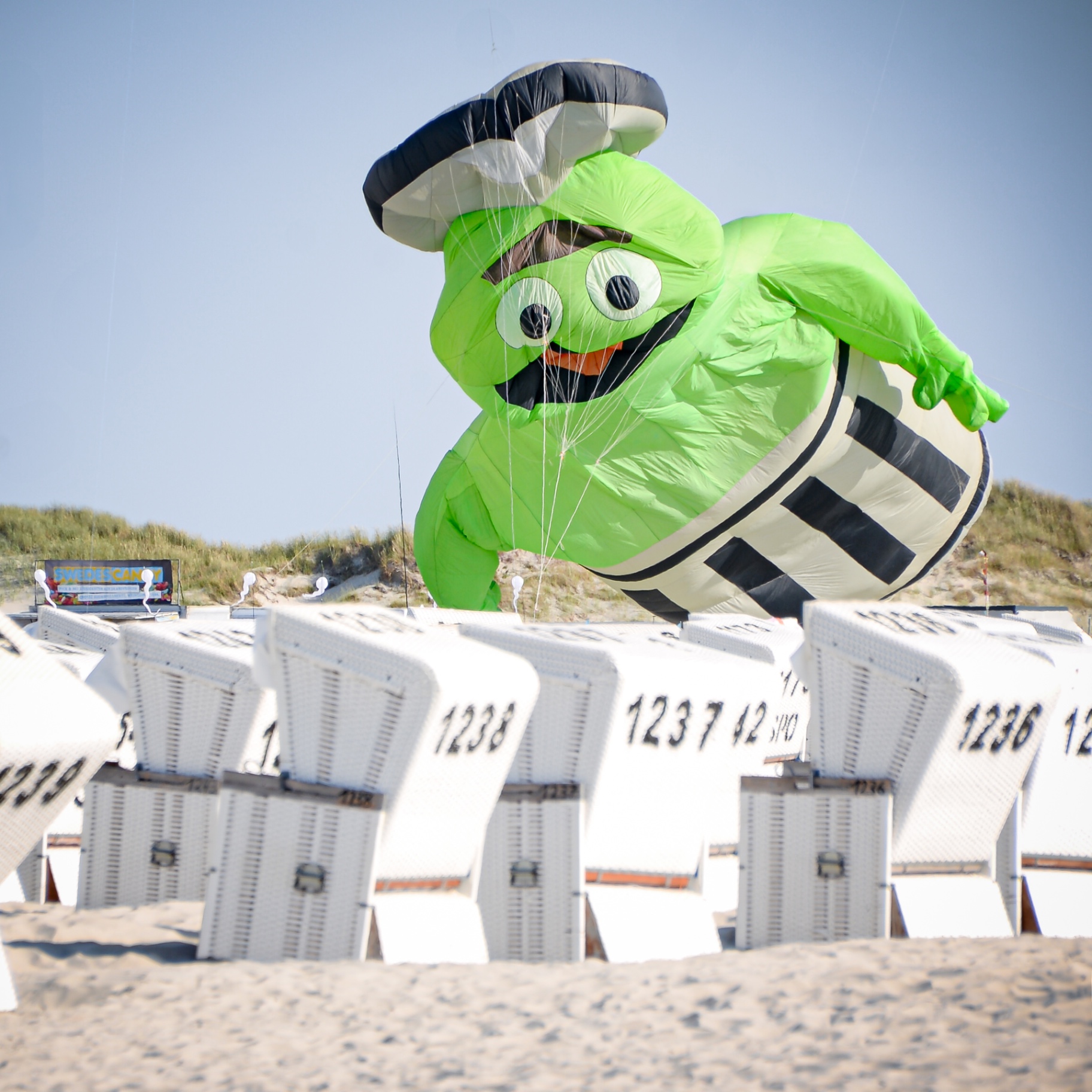 St. Peter-Ording auf Holz - Grüner Riesendrachen über Strandkörben