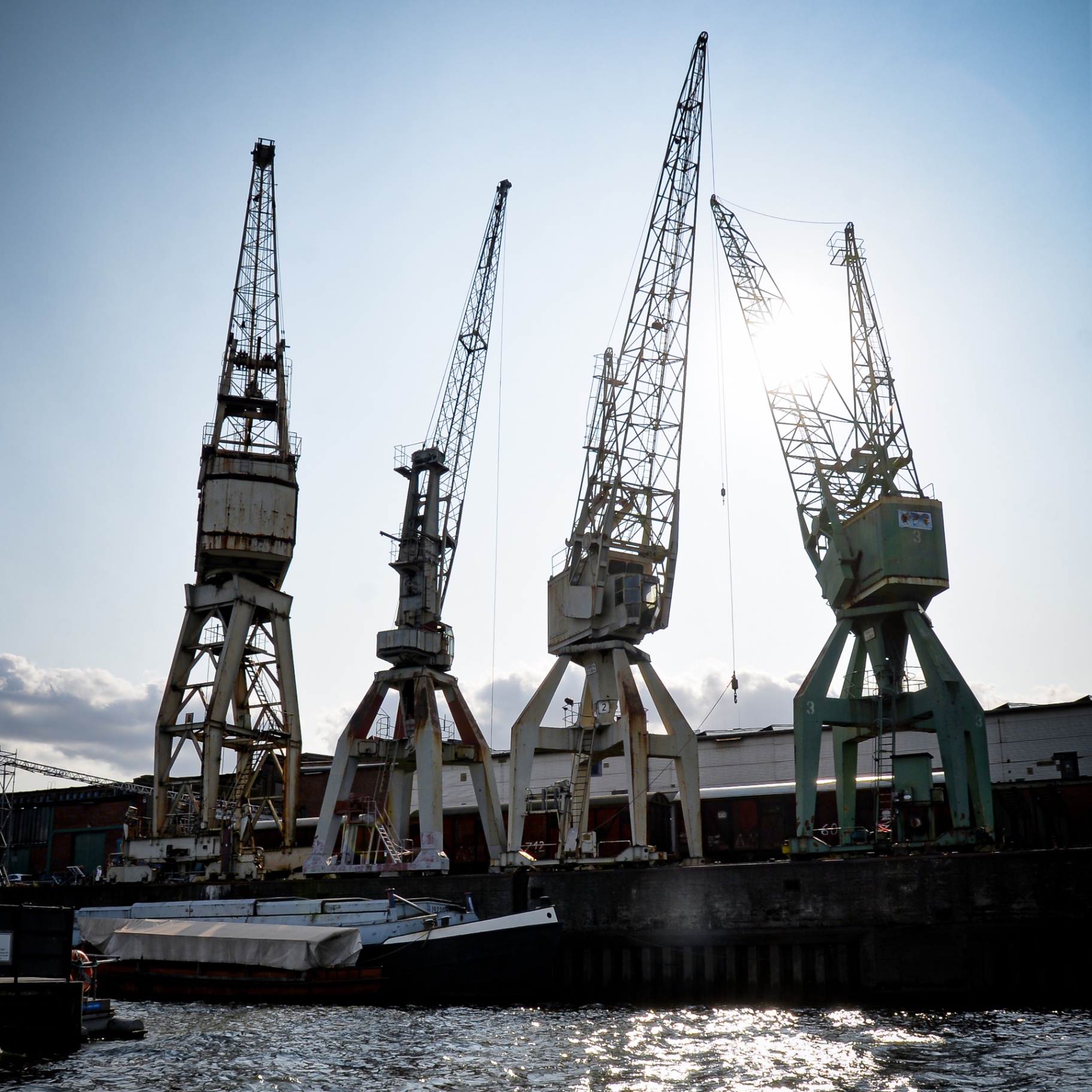 Hamburg auf Holz - Hafenkräne im Gegenlicht