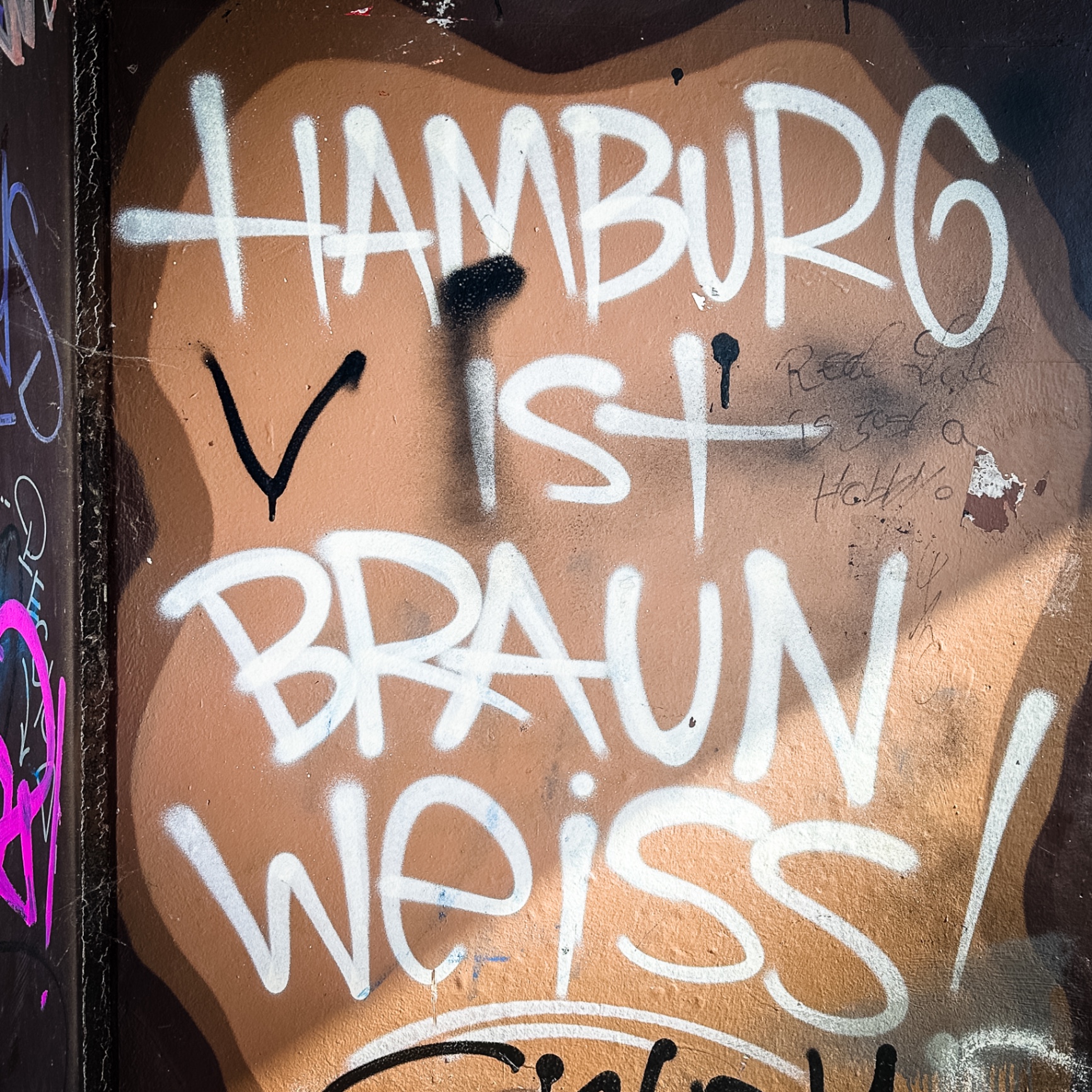 Hamburg auf Holz - Hamburg ist braun-weiss