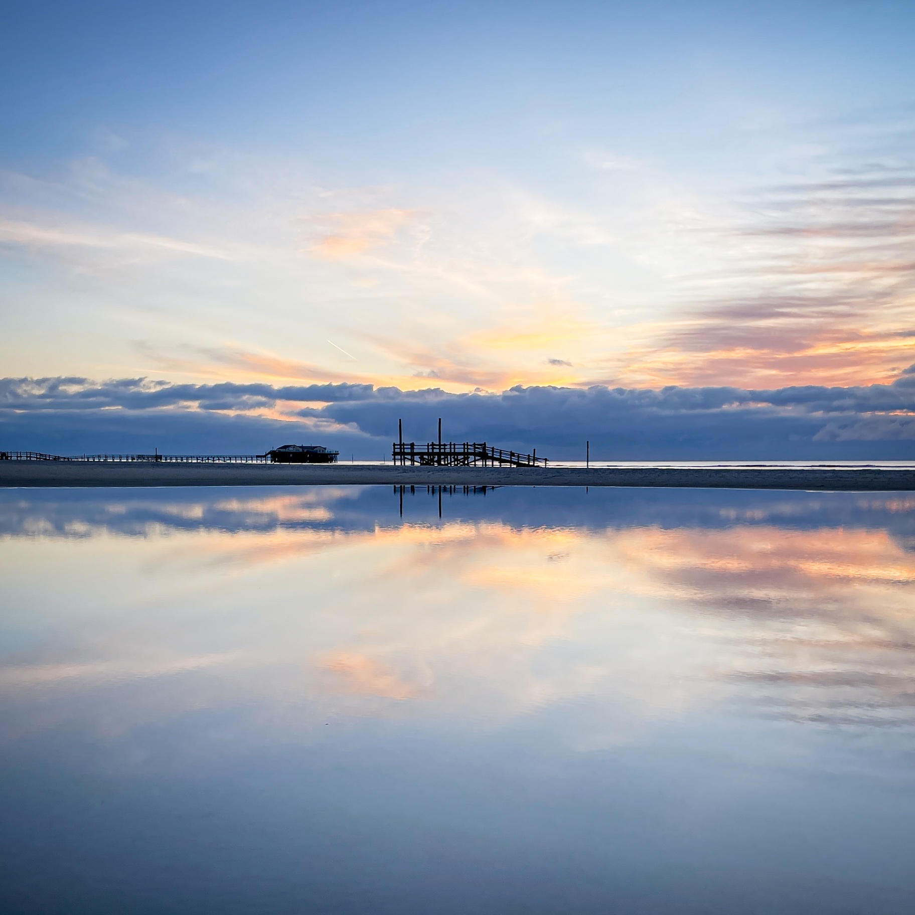 St. Peter-Ording auf Holz - Pfahlbauten Spiegelung