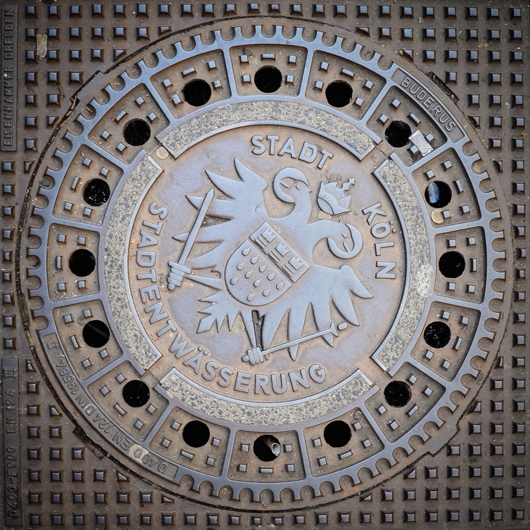 Köln auf Holz - Gullideckel Stadtwappen