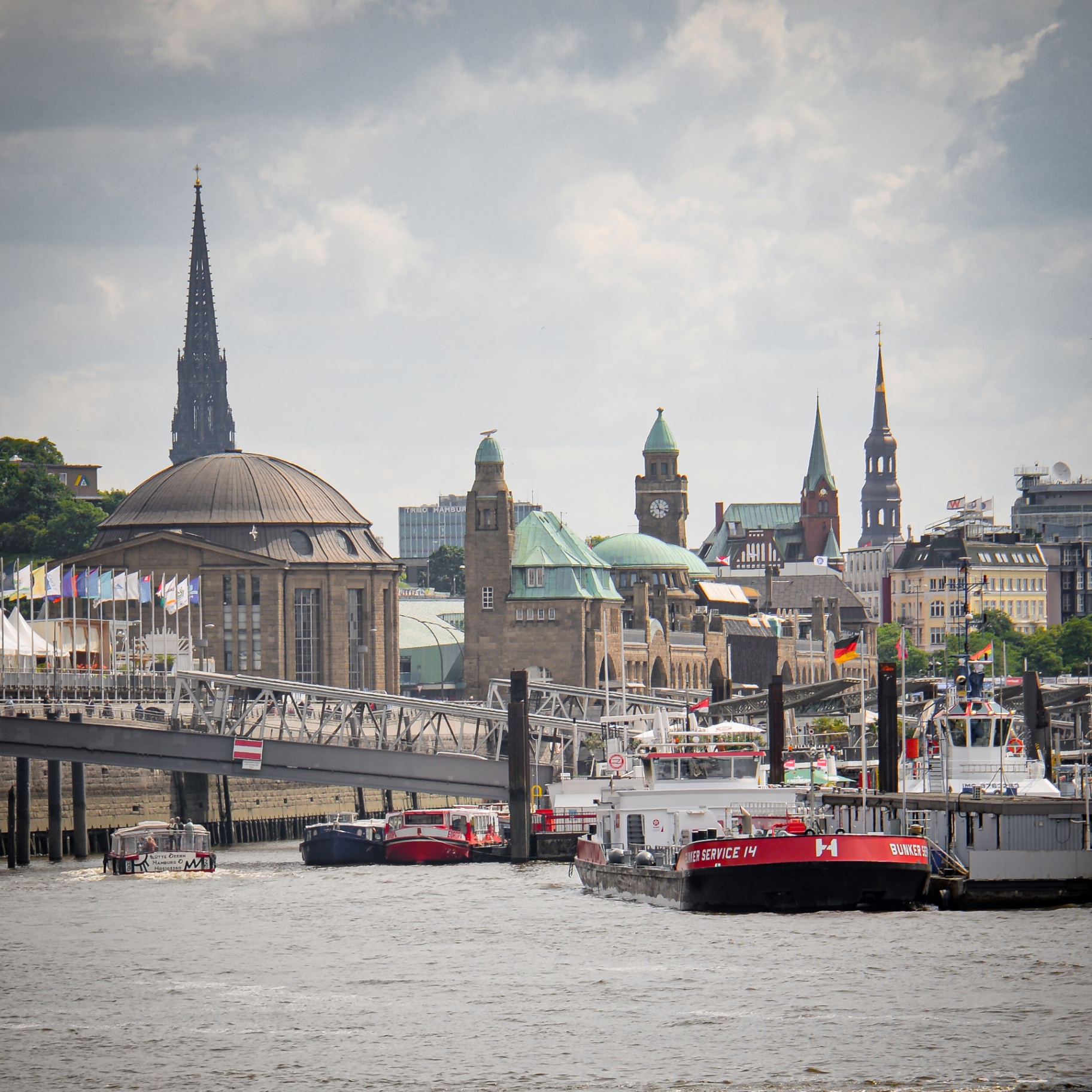 Hamburg auf Holz - Landungsbrücken Skyline