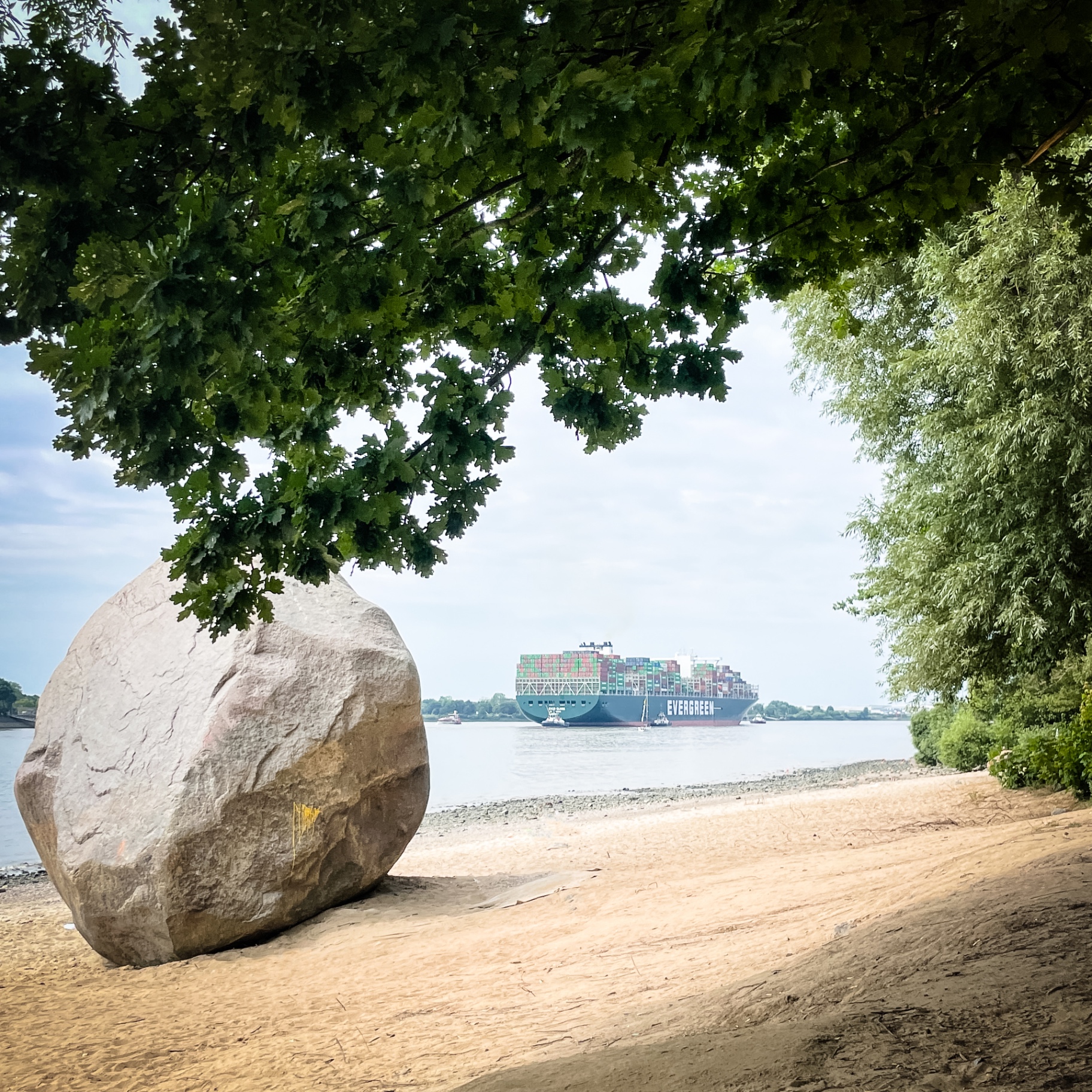 Hamburg auf Holz - Findling am Elbstrand