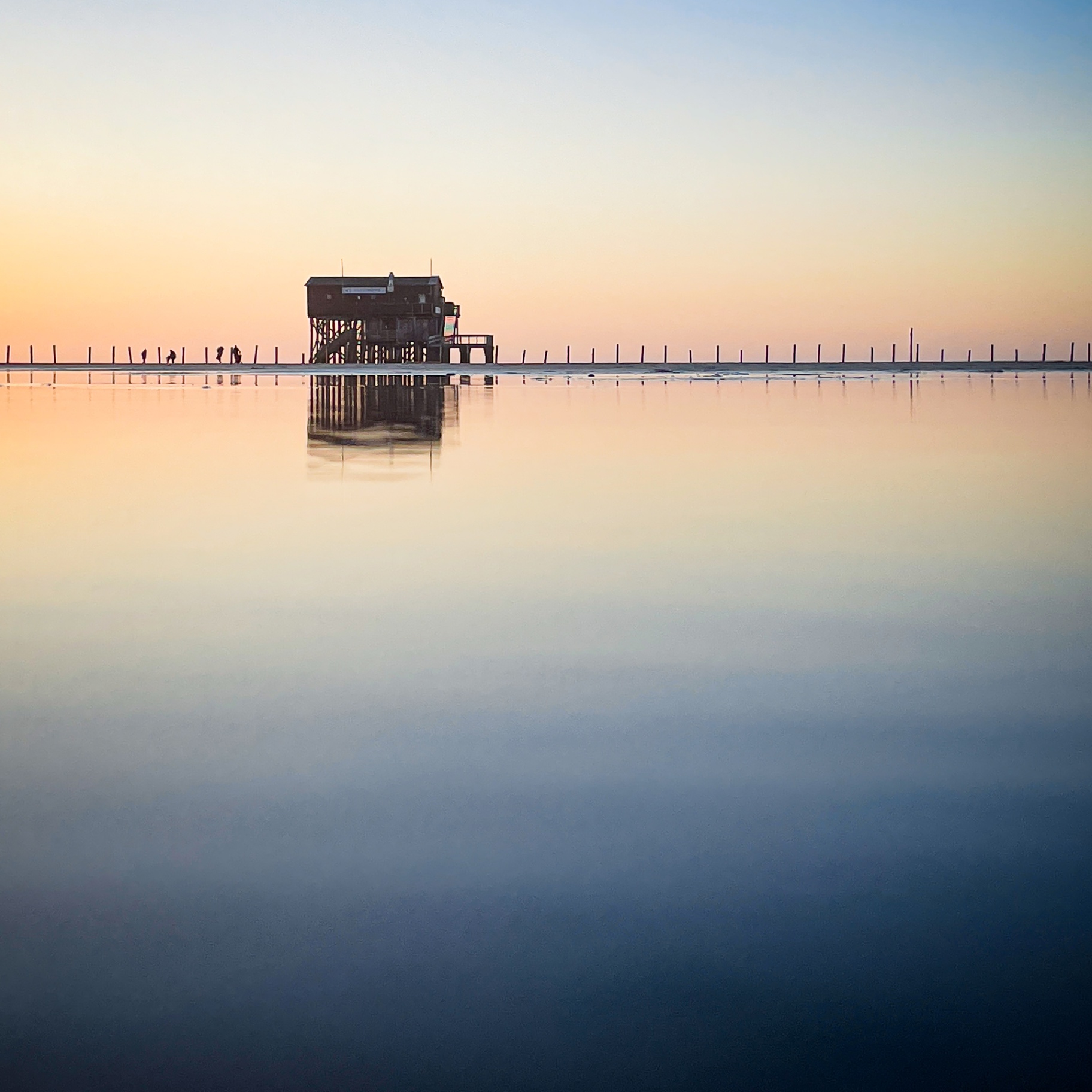 St. Peter-Ording auf Holz - Pfahlbau Spiegelung Dämmerung