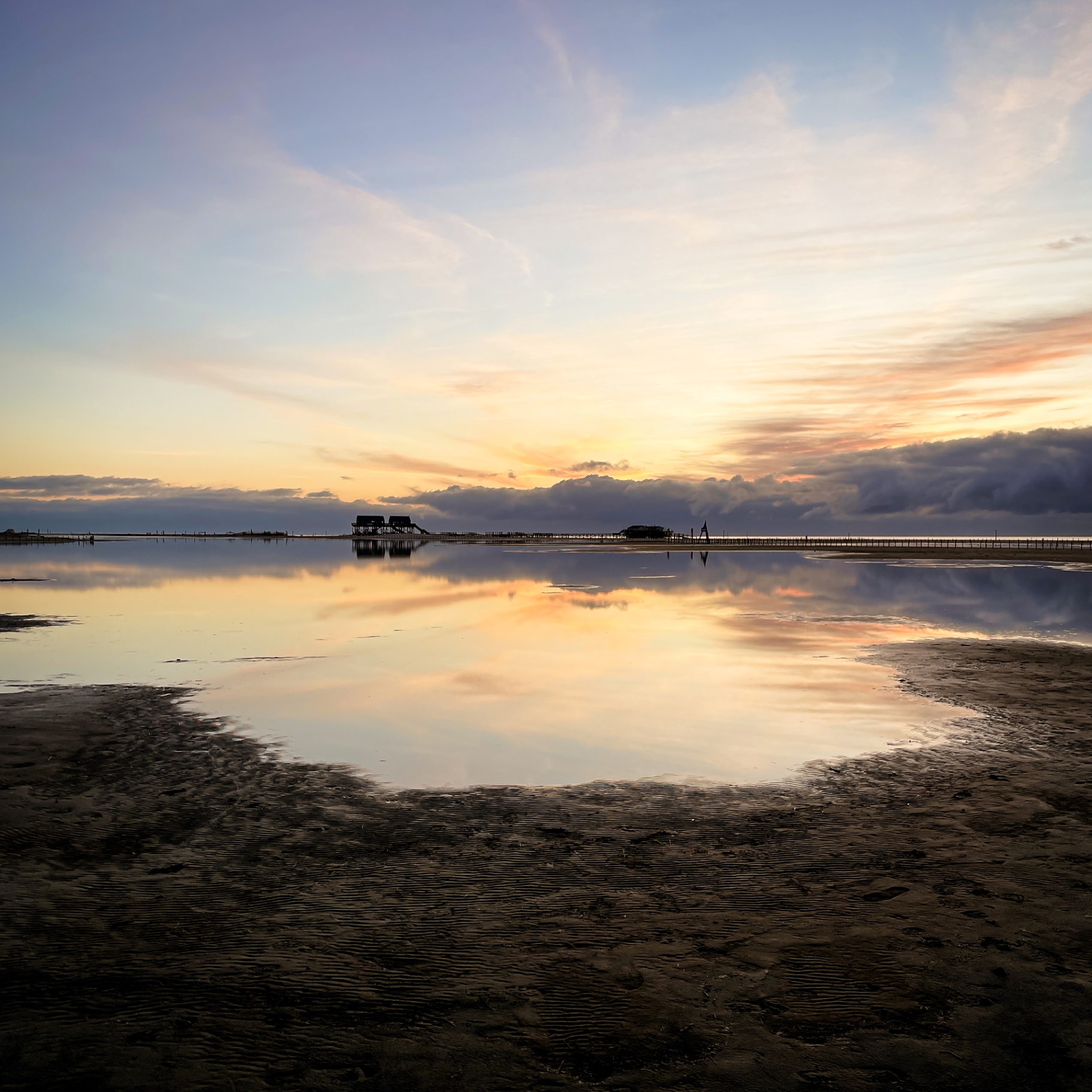 St. Peter-Ording auf Holz - Pastellhimmel mit Spiegelung im Watt
