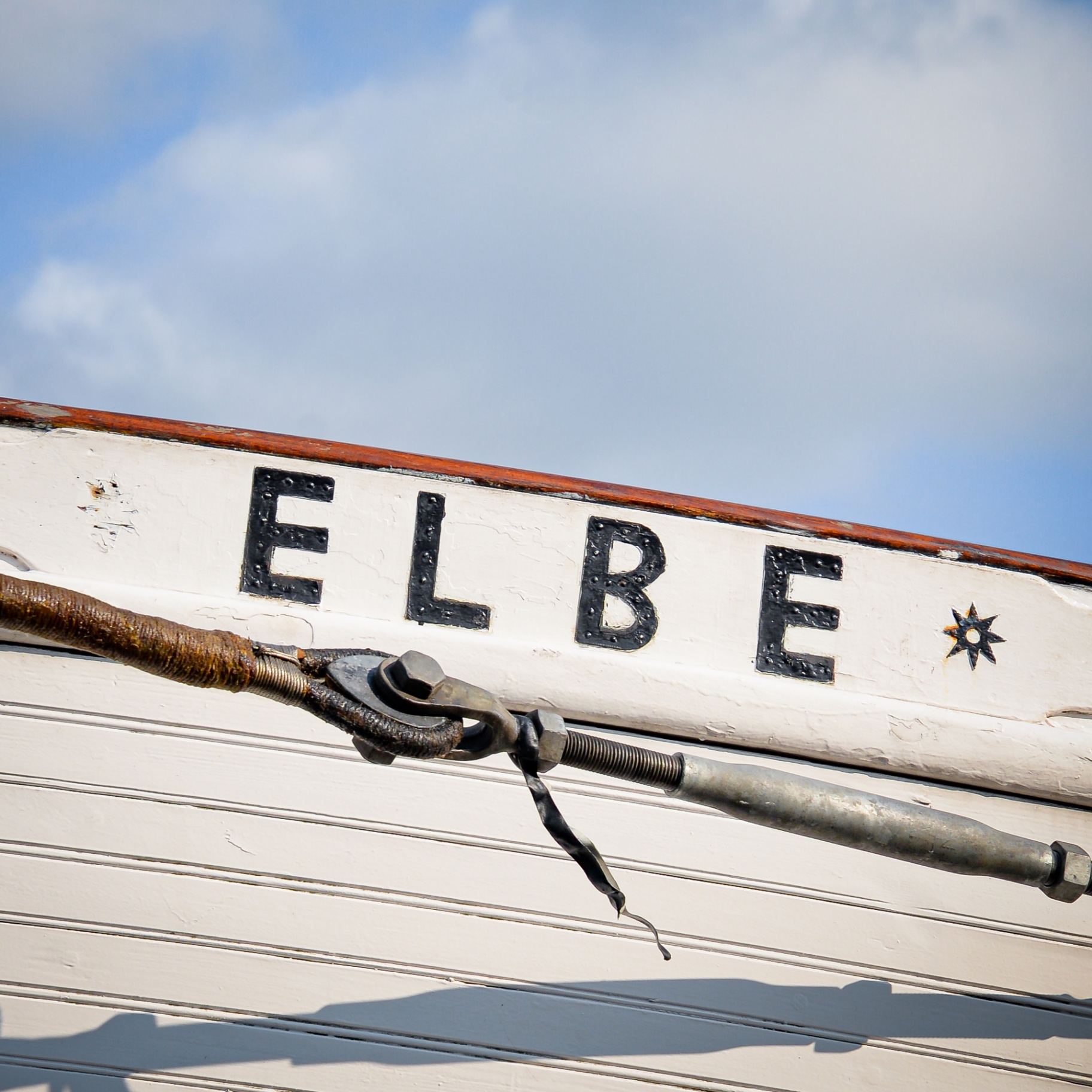 Hamburg auf Holz - Segelschiff ELBE Schriftzug