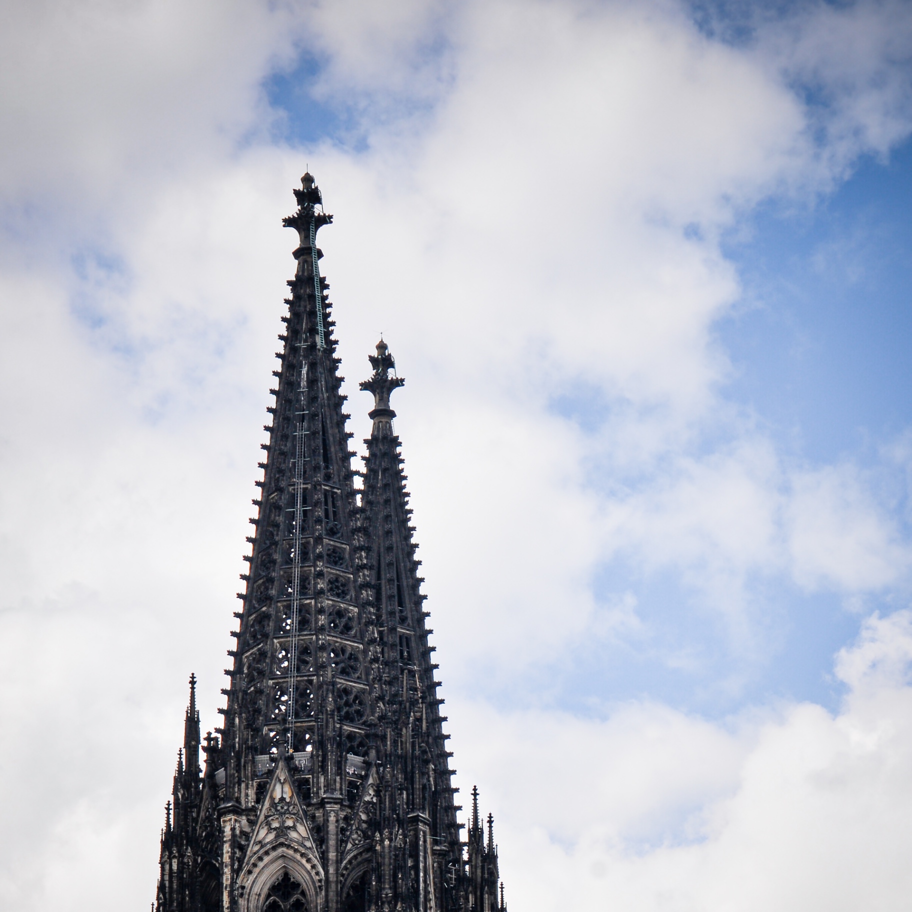 Köln auf Holz - Domspitzen im Himmel