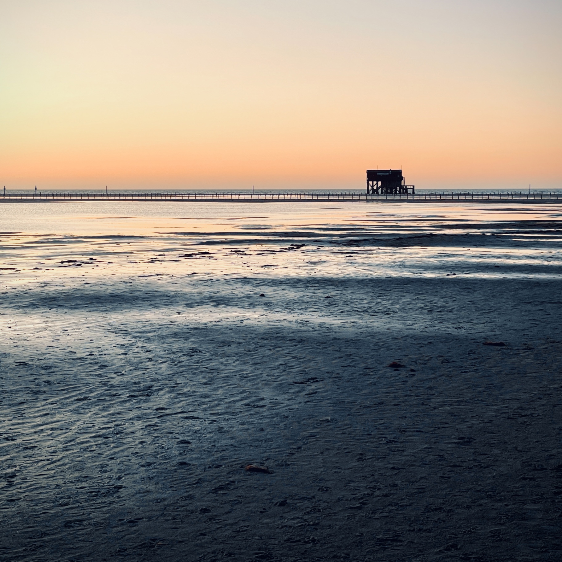 St. Peter-Ording auf Holz - Einsamer Pfahlbau in der Abenddämmerung