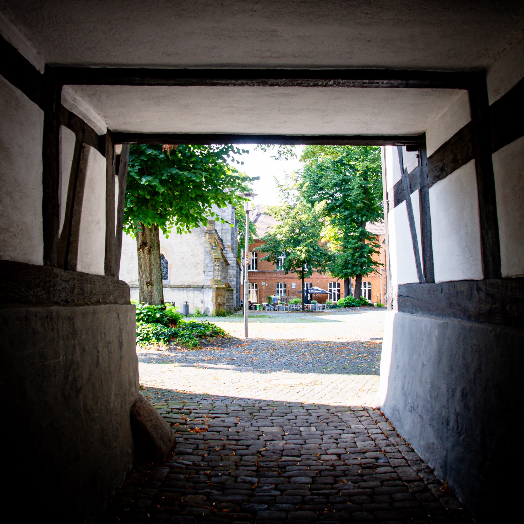 Halle(W) auf Holz - Durchgang zum Hof